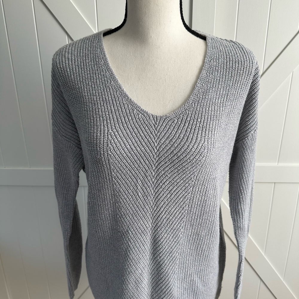 Old Navy Gray Textured Women's Tunic Sweater Small V-Neck Cozy Knit Pullover - Picture 2 of 5